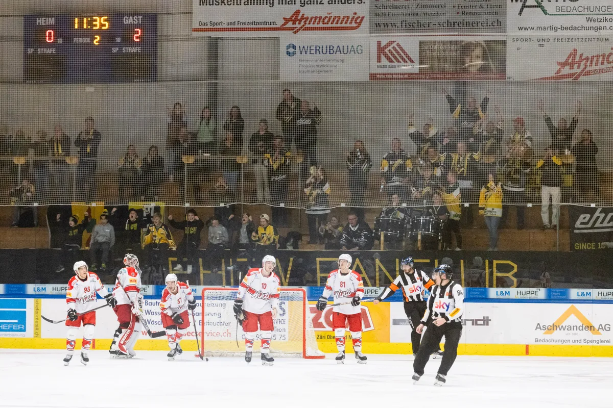 EHC Wetzikon vs. EHC Winterthur - Wetzikon schoss gerade das erste Tor - Foto: Roger Hofstetter